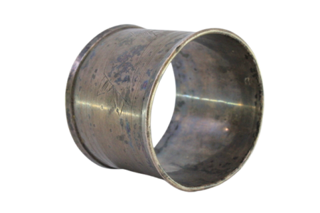 Argola de guardanapo em prata com frisos envolvendo cartela para monograma.